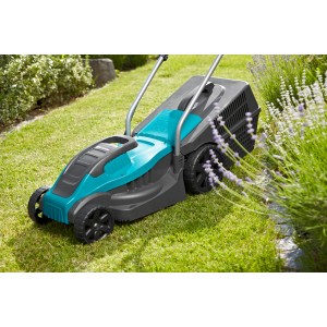 Elektryczna kosiarka do trawy na trawniku, turkusowo-szara.