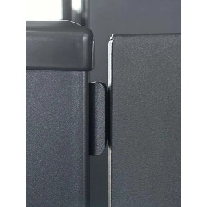 Zbliżenie metalowego ogrodzenia, z naciskiem na element łączący.