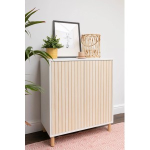 Szafka t.b.t. z ryflowanymi drzwiami i elementami dekoracyjnymi na górze.