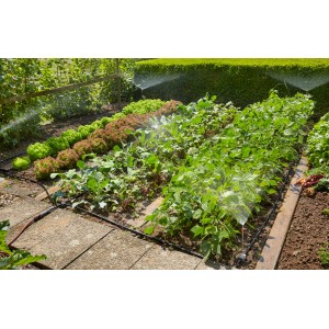 Zestaw startowy Gardena Micro-Drip-System do nawadniania rabat w ogrodzie.