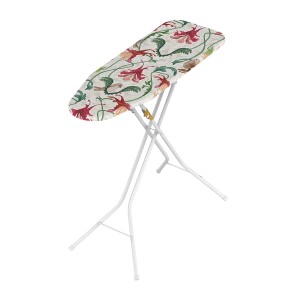 Deska do prasowania t.b.t. z kwiatowym pokrowcem i białym stelażem.