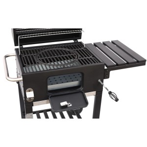 Czarny grill węglowy z półką boczną i drzwiczkami z przodu.