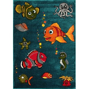 Niebieski dywan z kolorowymi rybami i stworzeniami morskimi dla dzieci.