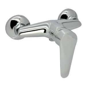 Chromowana bateria prysznicowa t.b.t. do montażu na ścianie.