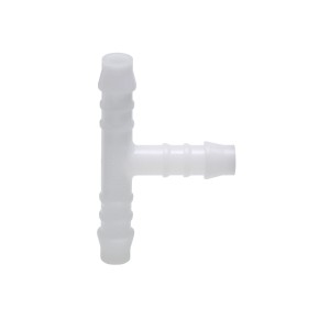 Białe złącze T do węży wodnych.