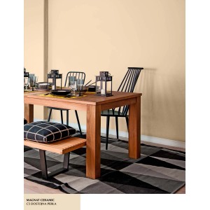 Pokój dzienny z farbą ścienną w kolorze jasnobeżowym, stół jadalny i dywan z geometrycznym wzorem.