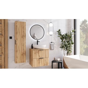 Nowoczesny zestaw łazienkowy z wysoką szafką pod umywalkę i szafką lustrzaną w drewnianym stylu.