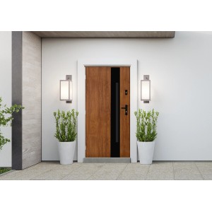 Nowoczesne drzwi zewnętrzne w kolorze drewna z czarnym akcentem i bocznymi lampami.