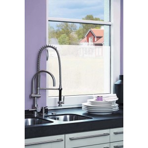 Folia samoprzylepna d-c-fix Opal Transparent na oknie dla prywatności i dekoracji.