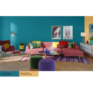 Salon z kolorowo pomalowaną ścianą (t.b.t.) i meblami.