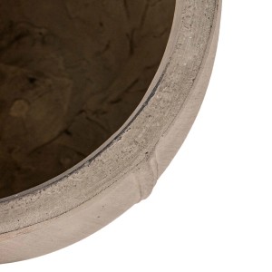 Zbliżenie szarej donicy t.b.t.