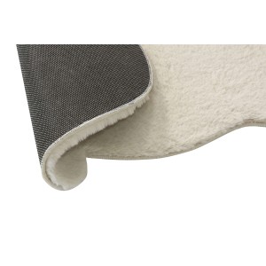 Zbliżenie kremowego dywanu shaggy t.b.t. pokazujące teksturę i spód.