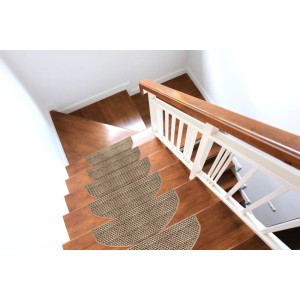 Schody z brązowymi, półksiężycowymi nakładkami na stopnie t.b.t. dla większego bezpieczeństwa.