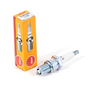 Świeca zapłonowa NGK BP6ES z opakowaniem, akcesorium do kosiarki.