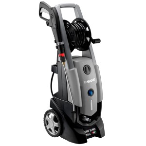 Szara myjka ciśnieniowa z bębnem na wąż i kołami.