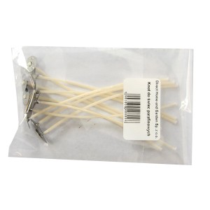 Akcesoria do świec: Knoty z metalowymi płytkami w przezroczystym woreczku.