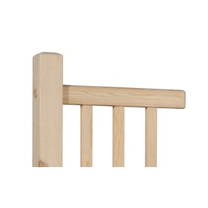 Zbliżenie jasnej drewnianej balustrady. Poręcz na schody lub balkon.