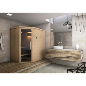 Narożna sauna z jasnego drewna ze szklanymi drzwiami w nowoczesnej łazience.