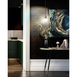 Ściana z ciemnymi płytkami mozaikowymi t.b.t. w kształcie sześciokątów.