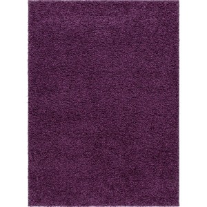 Fioletowy, prostokątny dywan z długim włosiem.