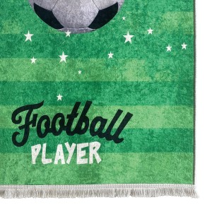 Zielony dywan z motywem piłki nożnej i frędzlami, idealny do pokoju dziecięcego.