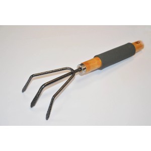 Mały kultywator z drewnianą rączką i trzema zębami do prac ogrodowych.