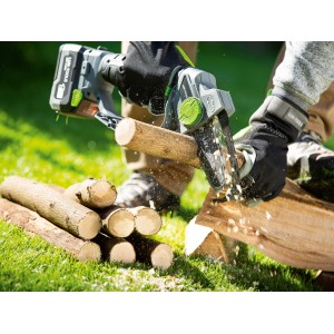 Akumulatorowa pilarka łańcuchowa LUX podczas cięcia drewna, akcesoria do pilarek.