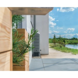 Waterform Zestaw beczki na deszczówkę Tenso 120 l, szara gładka beczka ze stojakiem i kranem przy ścianie domu.