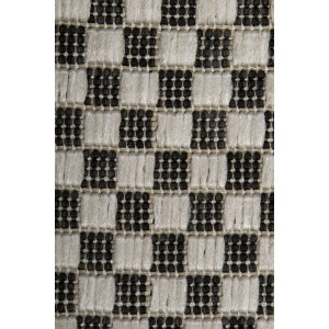 Zbliżenie dywanu z krótkim włosiem w szachownicę w kolorze czarnym i beżowym.