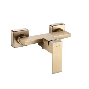 Nowoczesna bateria prysznicowa t.b.t. w kolorze złotym do łazienki.