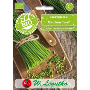 Nasiona szczypiorku 'Medium Leaf' bio od W. Legutko na desce drewnianej.