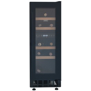 Czarna chłodziarka do wina z szklanym frontem i drewnianymi półkami.