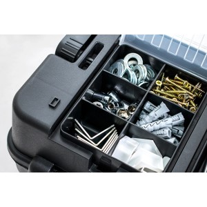 Otwarta, czarna skrzynka narzędziowa t.b.t. ze śrubami, kołkami, nakrętkami i narzędziami.