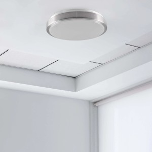 Okrągła, srebrna lampa sufitowa t.b.t. (Plafony) na białym suficie.