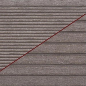 Zbliżenie brązowej deski tarasowej t.b.t. z delikatną rowkowaną strukturą.