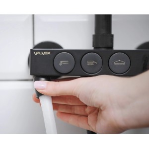 Zbliżenie na czarną kolumnę prysznicową z słuchawką.