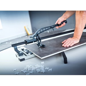 Przecinarka do płytek LUX FSM-1200 Professional podczas cięcia płytek.