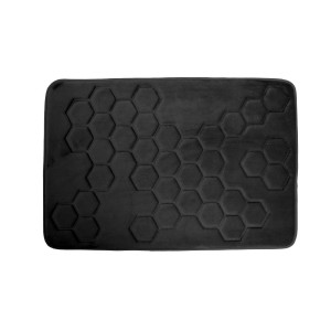 Czarna mata łazienkowa z wytłaczanym wzorem sześciokątów.