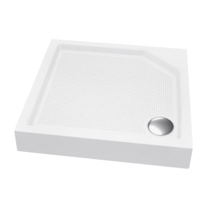 Kwadratowy, biały brodzik z odpływem ułatwiający korzystanie z prysznica.