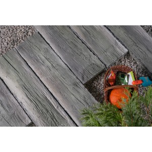 Szare płyty tarasowe t.b.t. z efektem drewna, ułożone z dekoracją.