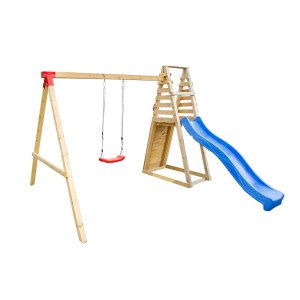 Drewniana huśtawka ze zjeżdżalnią i czerwonym siedziskiem dla dzieci.