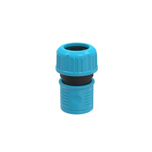 Niebieskie złącze do węża ogrodowego.