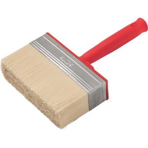 Pędzel płaski z czerwonym uchwytem, odpowiedni do malowania dużych powierzchni.