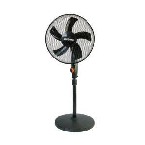 Czarny wentylator stojący dla przyjemnego powiewu latem.