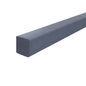 Szary słupek drewniany t.b.t. do ogrodzeń drewnianych.