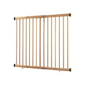 Regulowana, drewniana bramka ochronna t.b.t. do drzwi dla dzieci.