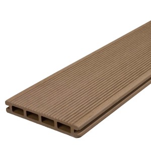Brązowa deska tarasowa t.b.t. z rowkowaną powierzchnią i komorami powietrznymi.