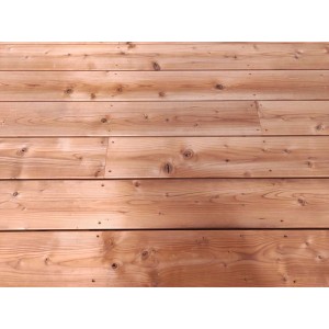 Zbliżenie na deski tarasowe t.b.t. w kolorze drewna.