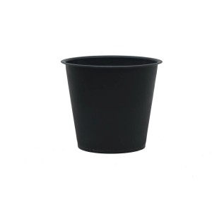 Czarna doniczka na kwiaty do domu i ogrodu.