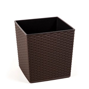 Brązowa, kwadratowa doniczka t.b.t. o wyglądzie plecionki.